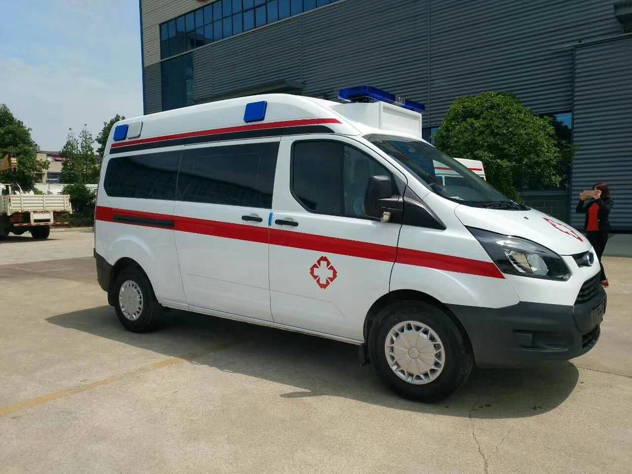 胡杨河市救护车护送